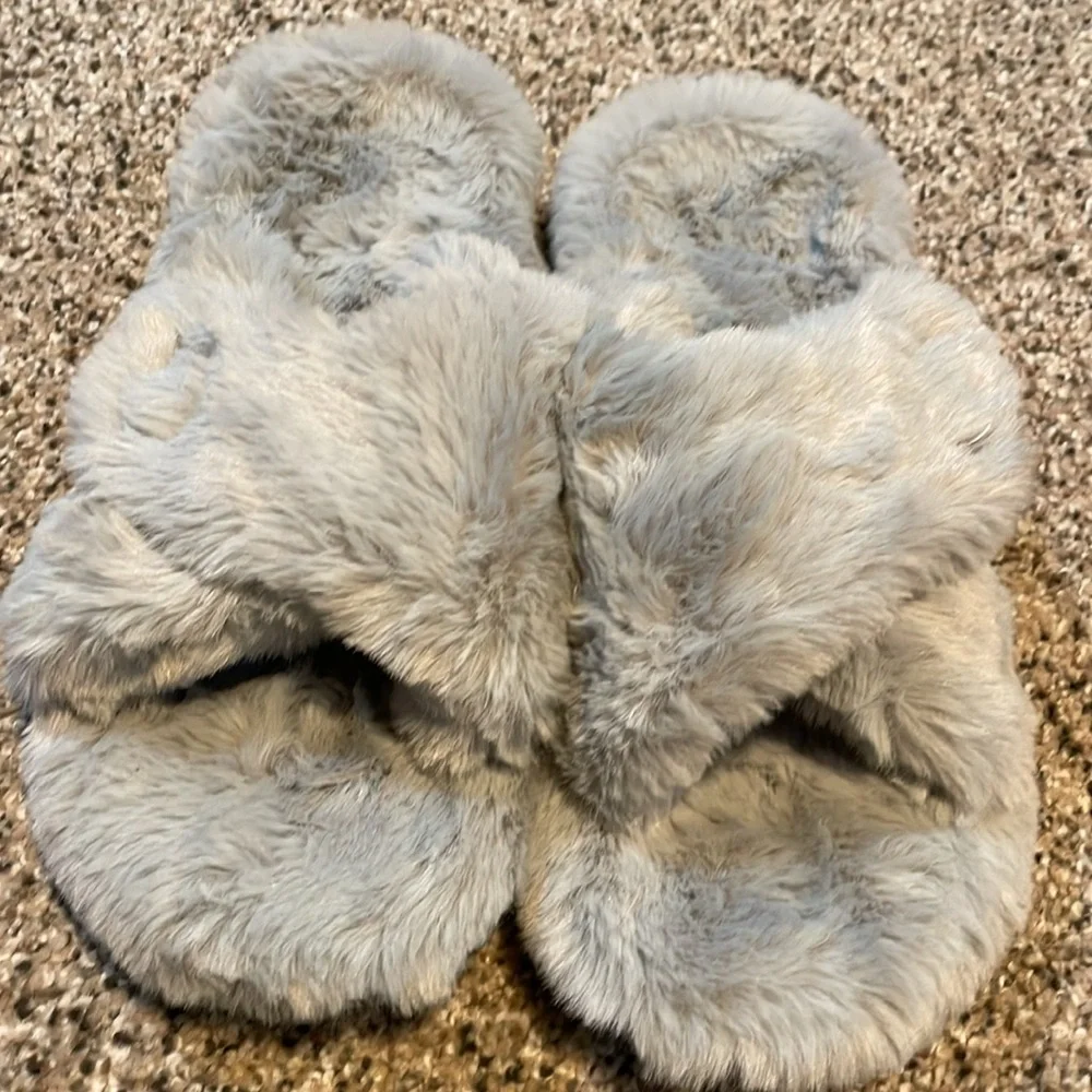 Vionic Cozy Gray Faux Fur Slippers - Picture 4 of 5